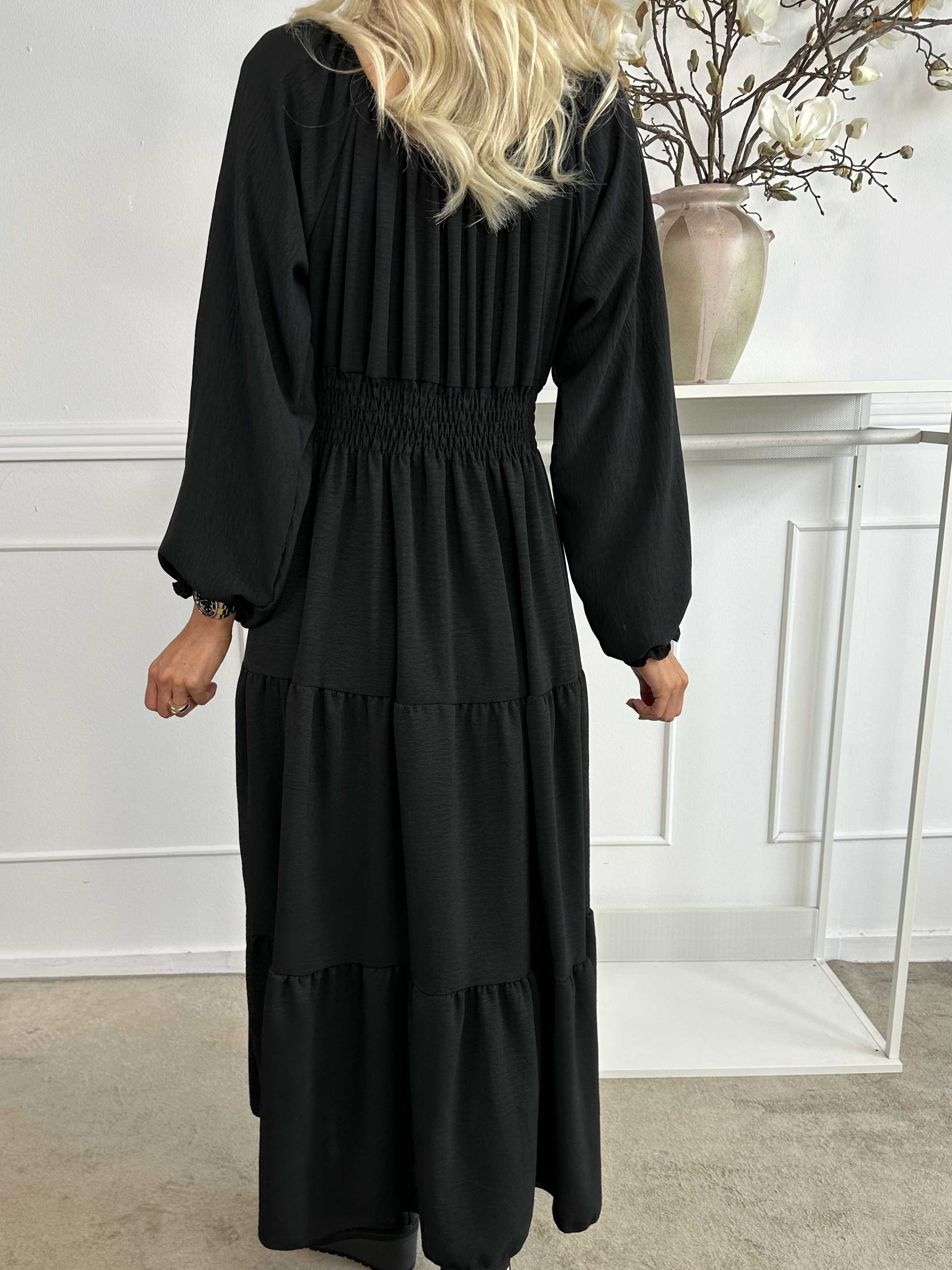 Midnight - Lang kjole med smock i taljen og guld knapper